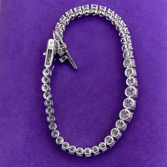 💛 Elegant Sterling Silver Graduating CZ Tennis Bracelet - Picture 4 of 7